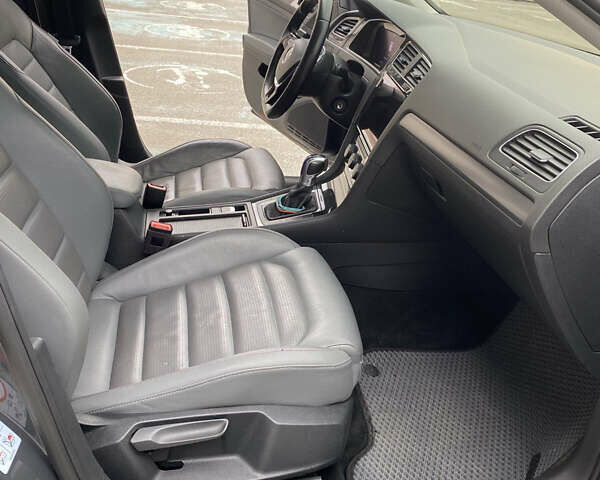 Серый Фольксваген e-Golf, объемом двигателя 0 л и пробегом 60 тыс. км за 16500 $, фото 13 на Automoto.ua