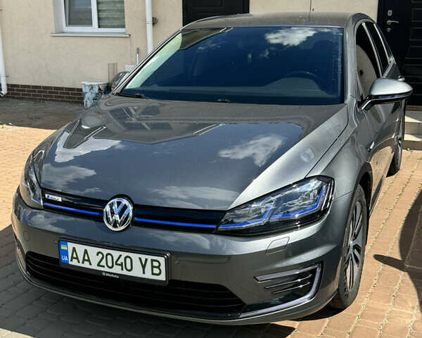 Серый Фольксваген e-Golf, объемом двигателя 0 л и пробегом 91 тыс. км за 16000 $, фото 7 на Automoto.ua