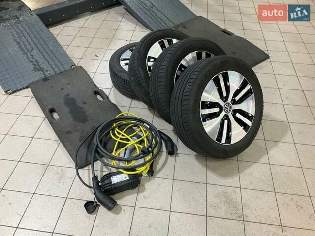 Серый Фольксваген e-Golf, объемом двигателя 0 л и пробегом 113 тыс. км за 14400 $, фото 18 на Automoto.ua