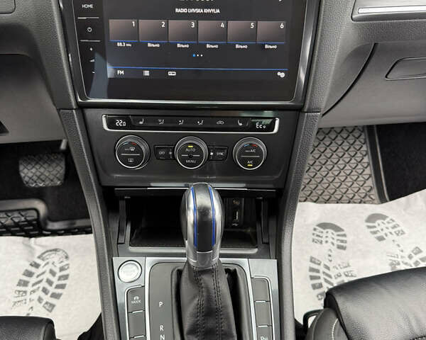 Серый Фольксваген e-Golf, объемом двигателя 0 л и пробегом 100 тыс. км за 13900 $, фото 29 на Automoto.ua