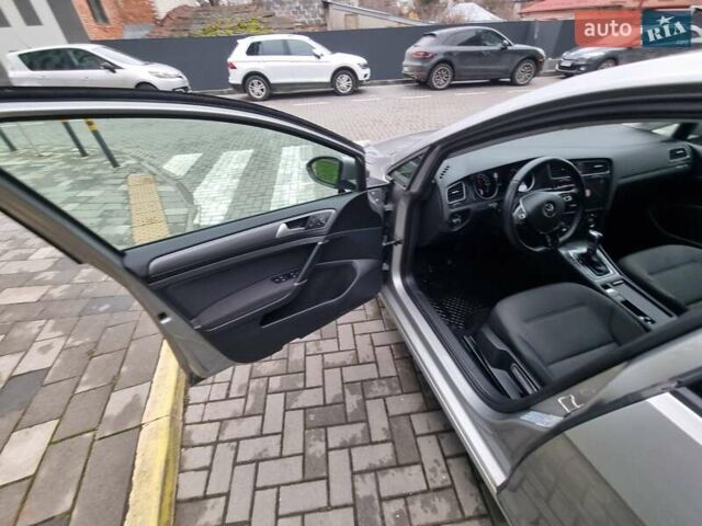 Серый Фольксваген e-Golf, объемом двигателя 0 л и пробегом 95 тыс. км за 12450 $, фото 44 на Automoto.ua