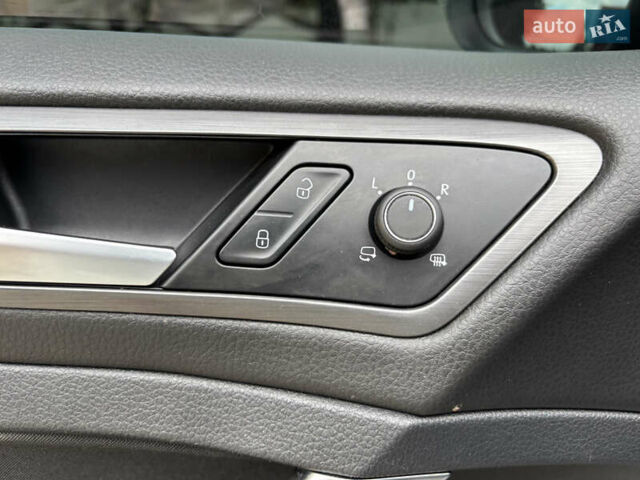 Серый Фольксваген e-Golf, объемом двигателя 0 л и пробегом 75 тыс. км за 12650 $, фото 24 на Automoto.ua