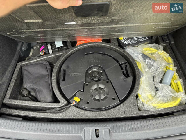 Серый Фольксваген e-Golf, объемом двигателя 0 л и пробегом 75 тыс. км за 12650 $, фото 13 на Automoto.ua