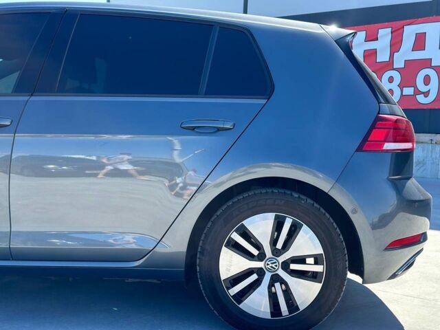 Серый Фольксваген e-Golf, объемом двигателя 0 л и пробегом 89 тыс. км за 13990 $, фото 6 на Automoto.ua