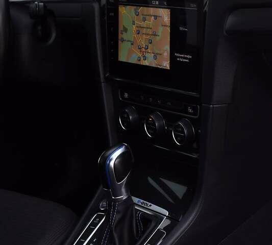 Серый Фольксваген e-Golf, объемом двигателя 0 л и пробегом 141 тыс. км за 13200 $, фото 19 на Automoto.ua