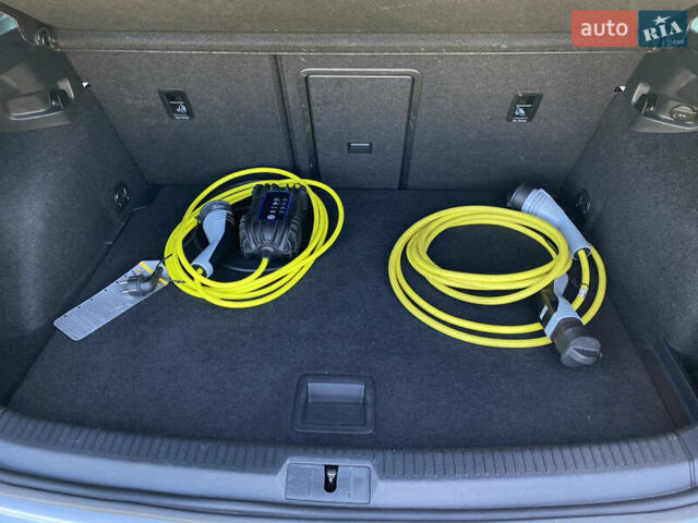 Серый Фольксваген e-Golf, объемом двигателя 0 л и пробегом 130 тыс. км за 13800 $, фото 71 на Automoto.ua
