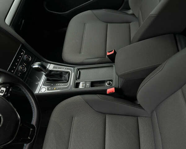 Серый Фольксваген e-Golf, объемом двигателя 0 л и пробегом 61 тыс. км за 14500 $, фото 19 на Automoto.ua