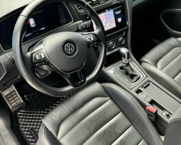 Серый Фольксваген e-Golf, объемом двигателя 0 л и пробегом 91 тыс. км за 16000 $, фото 9 на Automoto.ua