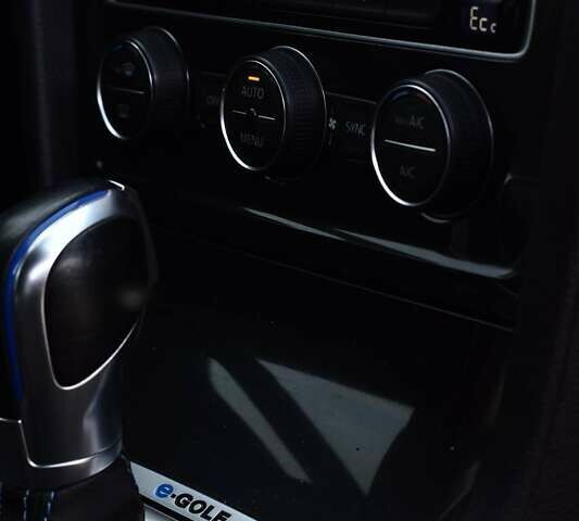 Серый Фольксваген e-Golf, объемом двигателя 0 л и пробегом 141 тыс. км за 13200 $, фото 18 на Automoto.ua