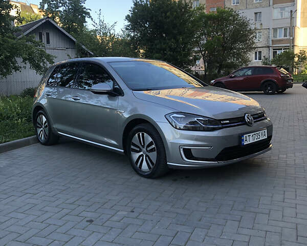 Серый Фольксваген e-Golf, объемом двигателя 0 л и пробегом 84 тыс. км за 16000 $, фото 2 на Automoto.ua