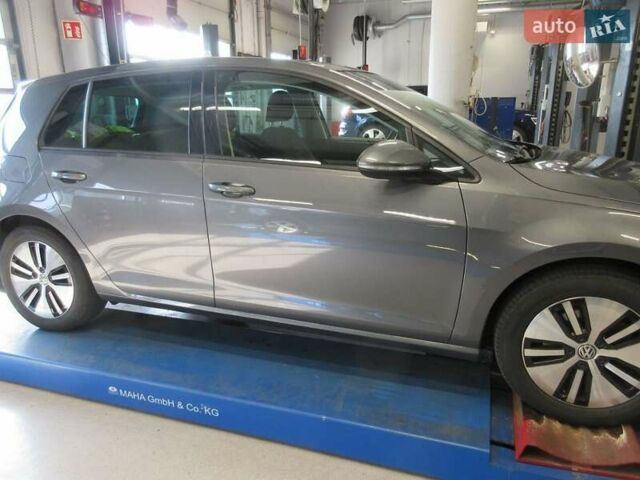 Серый Фольксваген e-Golf, объемом двигателя 0 л и пробегом 141 тыс. км за 13399 $, фото 2 на Automoto.ua