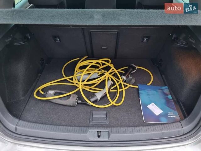 Серый Фольксваген e-Golf, объемом двигателя 0 л и пробегом 95 тыс. км за 12450 $, фото 53 на Automoto.ua