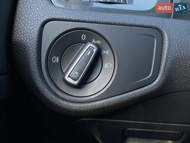 Серый Фольксваген e-Golf, объемом двигателя 0 л и пробегом 130 тыс. км за 13800 $, фото 14 на Automoto.ua