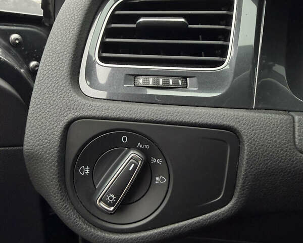 Серый Фольксваген e-Golf, объемом двигателя 0 л и пробегом 117 тыс. км за 12599 $, фото 19 на Automoto.ua