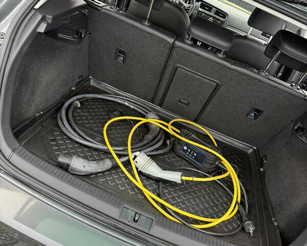 Серый Фольксваген e-Golf, объемом двигателя 0 л и пробегом 100 тыс. км за 13900 $, фото 35 на Automoto.ua
