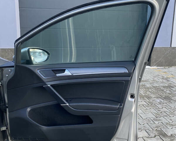 Серый Фольксваген e-Golf, объемом двигателя 0 л и пробегом 96 тыс. км за 13450 $, фото 41 на Automoto.ua