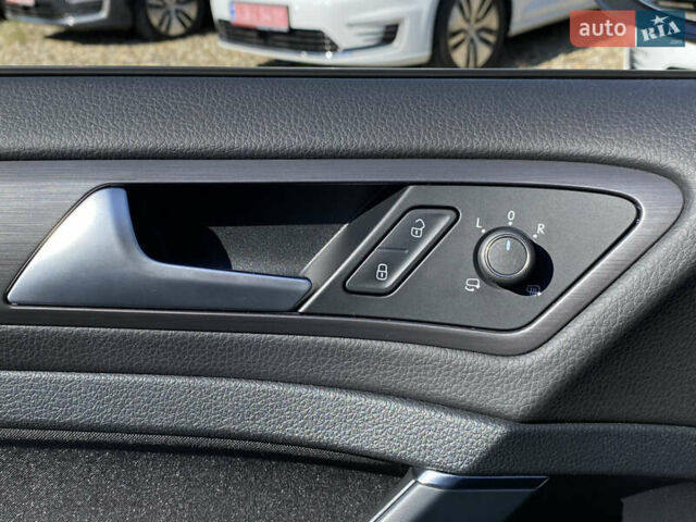 Серый Фольксваген e-Golf, объемом двигателя 0 л и пробегом 130 тыс. км за 13800 $, фото 12 на Automoto.ua