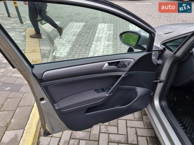 Серый Фольксваген e-Golf, объемом двигателя 0 л и пробегом 105 тыс. км за 12250 $, фото 12 на Automoto.ua