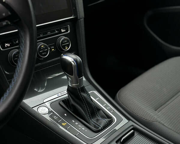 Серый Фольксваген e-Golf, объемом двигателя 0 л и пробегом 61 тыс. км за 14500 $, фото 21 на Automoto.ua