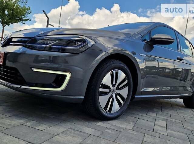 Серый Фольксваген e-Golf, объемом двигателя 0 л и пробегом 53 тыс. км за 15500 $, фото 2 на Automoto.ua