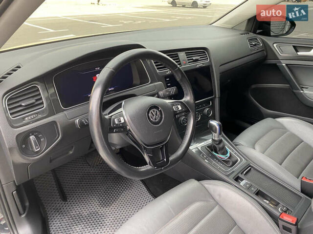 Серый Фольксваген e-Golf, объемом двигателя 0 л и пробегом 60 тыс. км за 16500 $, фото 11 на Automoto.ua