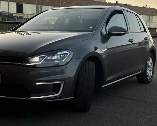 Серый Фольксваген e-Golf, объемом двигателя 0 л и пробегом 114 тыс. км за 15500 $, фото 2 на Automoto.ua