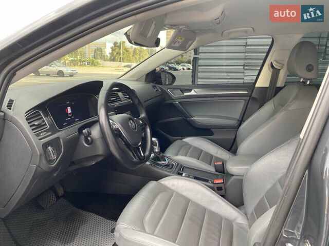 Серый Фольксваген e-Golf, объемом двигателя 0 л и пробегом 60 тыс. км за 16500 $, фото 18 на Automoto.ua