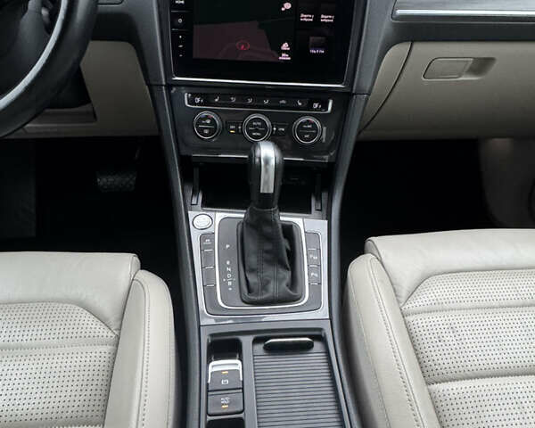 Серый Фольксваген e-Golf, объемом двигателя 0 л и пробегом 91 тыс. км за 15099 $, фото 52 на Automoto.ua