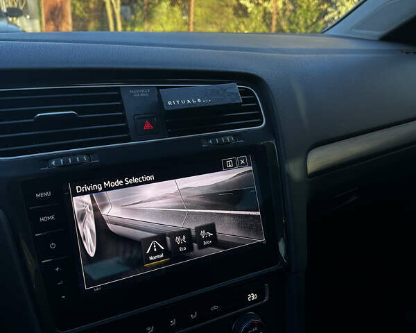 Серый Фольксваген e-Golf, объемом двигателя 0 л и пробегом 63 тыс. км за 14900 $, фото 14 на Automoto.ua