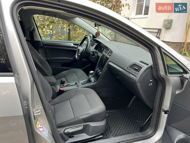 Серый Фольксваген e-Golf, объемом двигателя 0 л и пробегом 104 тыс. км за 13900 $, фото 17 на Automoto.ua