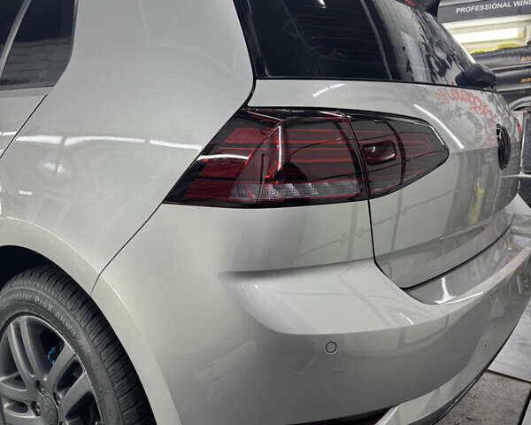 Серый Фольксваген e-Golf, объемом двигателя 0 л и пробегом 87 тыс. км за 14999 $, фото 9 на Automoto.ua