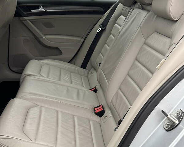 Серый Фольксваген e-Golf, объемом двигателя 0 л и пробегом 91 тыс. км за 15099 $, фото 88 на Automoto.ua