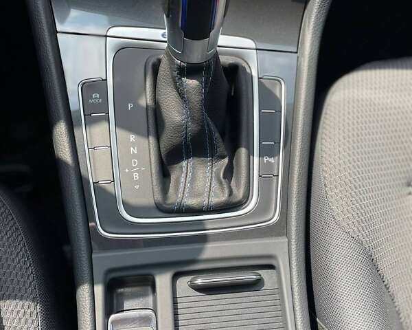 Серый Фольксваген e-Golf, объемом двигателя 0 л и пробегом 123 тыс. км за 12900 $, фото 36 на Automoto.ua