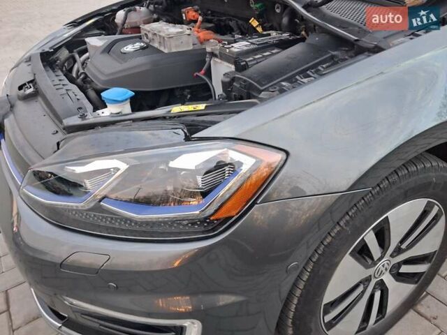 Серый Фольксваген e-Golf, объемом двигателя 0 л и пробегом 97 тыс. км за 11900 $, фото 25 на Automoto.ua