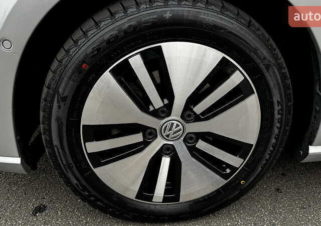 Серый Фольксваген e-Golf, объемом двигателя 0 л и пробегом 42 тыс. км за 14700 $, фото 17 на Automoto.ua
