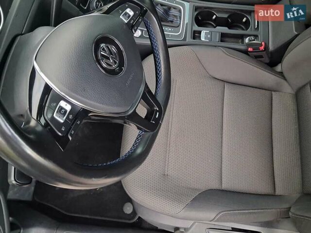 Серый Фольксваген e-Golf, объемом двигателя 0 л и пробегом 97 тыс. км за 11900 $, фото 20 на Automoto.ua