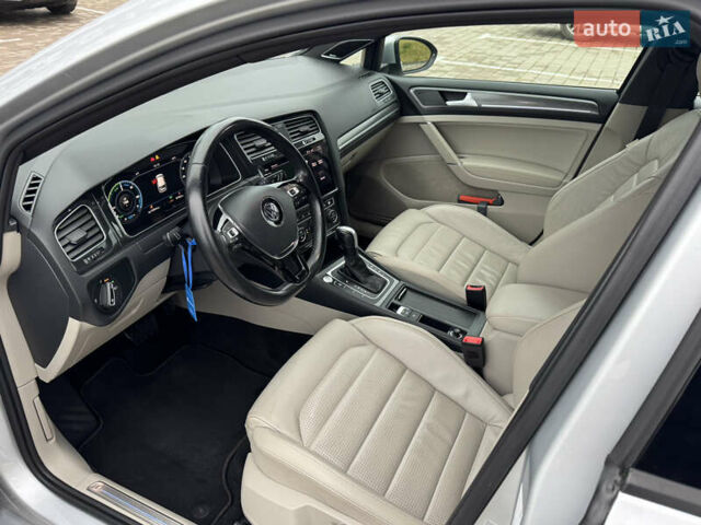 Серый Фольксваген e-Golf, объемом двигателя 0 л и пробегом 91 тыс. км за 15099 $, фото 43 на Automoto.ua
