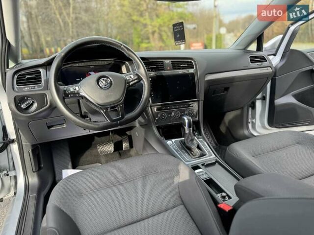 Серый Фольксваген e-Golf, объемом двигателя 0 л и пробегом 100 тыс. км за 12300 $, фото 35 на Automoto.ua