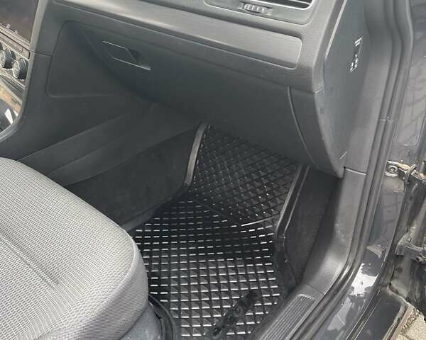 Серый Фольксваген e-Golf, объемом двигателя 0 л и пробегом 84 тыс. км за 15600 $, фото 19 на Automoto.ua