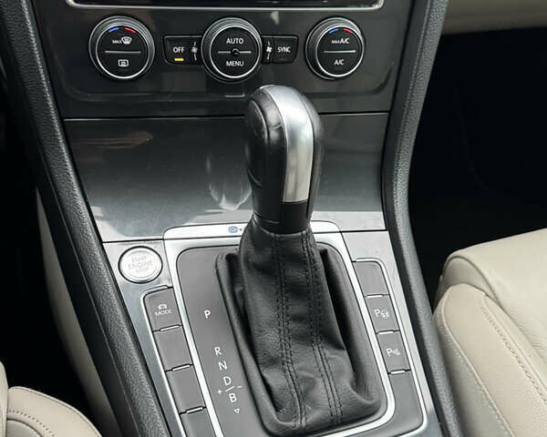 Серый Фольксваген e-Golf, объемом двигателя 0 л и пробегом 91 тыс. км за 15099 $, фото 76 на Automoto.ua