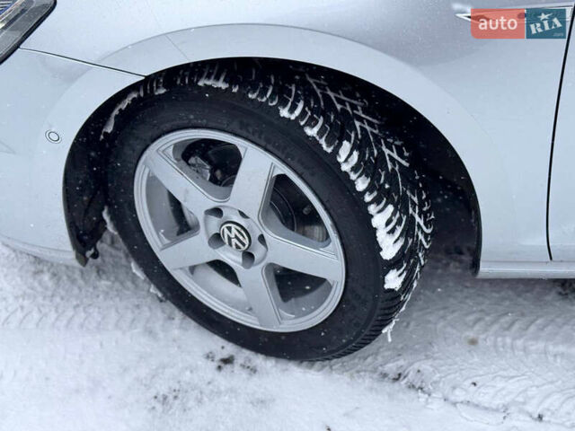 Серый Фольксваген e-Golf, объемом двигателя 0 л и пробегом 59 тыс. км за 13300 $, фото 13 на Automoto.ua