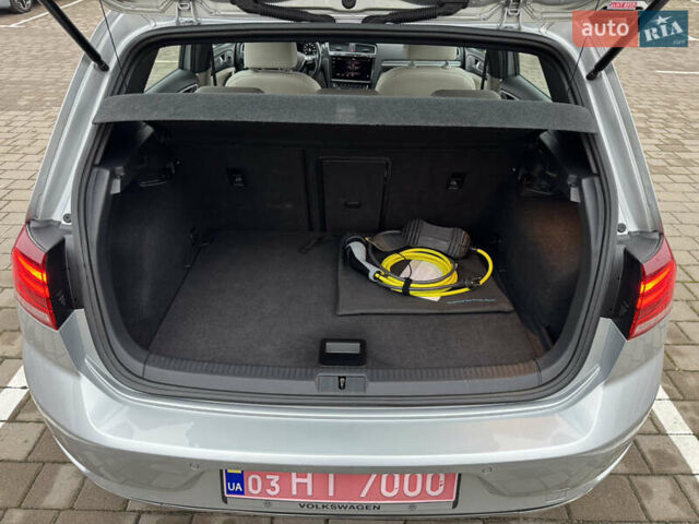 Серый Фольксваген e-Golf, объемом двигателя 0 л и пробегом 91 тыс. км за 15099 $, фото 109 на Automoto.ua