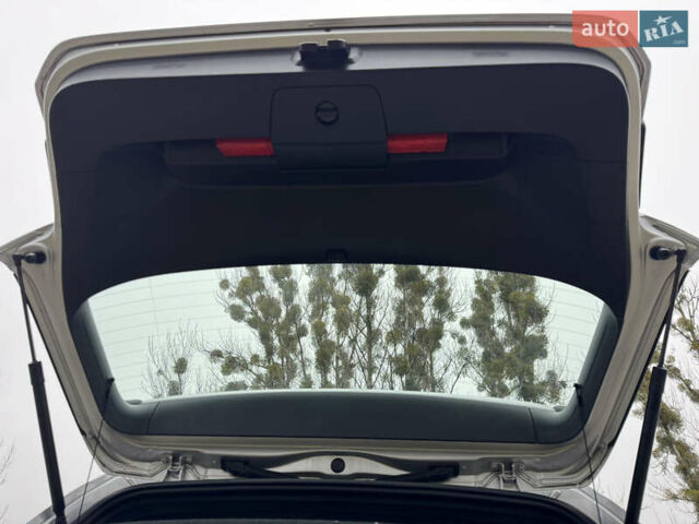 Серый Фольксваген e-Golf, объемом двигателя 0 л и пробегом 91 тыс. км за 15099 $, фото 108 на Automoto.ua