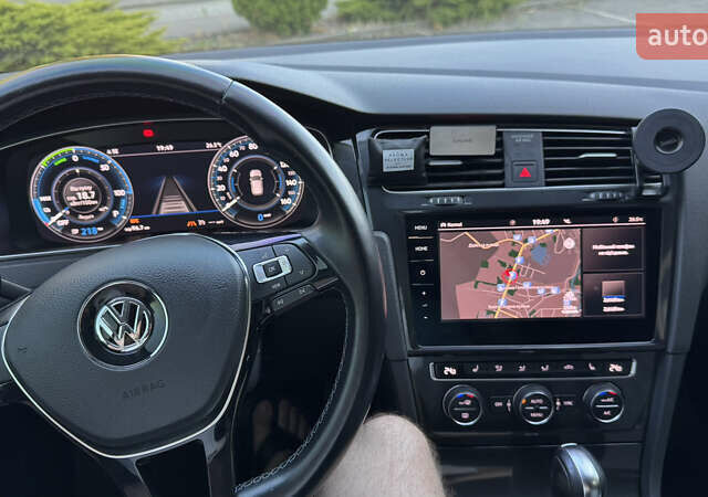 Серый Фольксваген e-Golf, объемом двигателя 0 л и пробегом 96 тыс. км за 15300 $, фото 27 на Automoto.ua