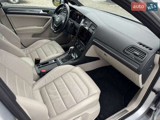 Серый Фольксваген e-Golf, объемом двигателя 0 л и пробегом 91 тыс. км за 15099 $, фото 98 на Automoto.ua
