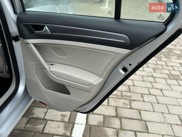 Серый Фольксваген e-Golf, объемом двигателя 0 л и пробегом 91 тыс. км за 15099 $, фото 90 на Automoto.ua