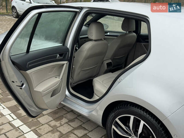 Серый Фольксваген e-Golf, объемом двигателя 0 л и пробегом 91 тыс. км за 15099 $, фото 85 на Automoto.ua