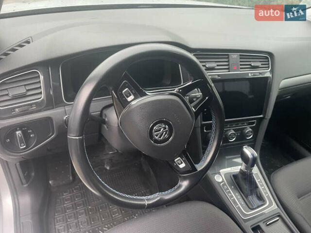 Серый Фольксваген e-Golf, объемом двигателя 0 л и пробегом 31 тыс. км за 25000 $, фото 6 на Automoto.ua
