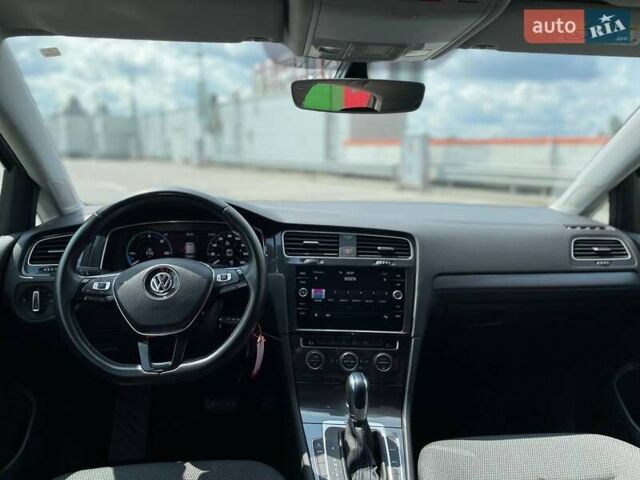 Серый Фольксваген e-Golf, объемом двигателя 0 л и пробегом 123 тыс. км за 12900 $, фото 22 на Automoto.ua