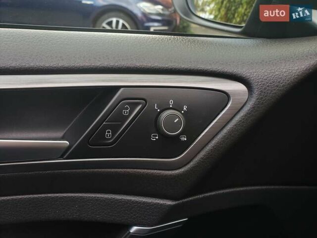 Серый Фольксваген e-Golf, объемом двигателя 0 л и пробегом 65 тыс. км за 13950 $, фото 70 на Automoto.ua